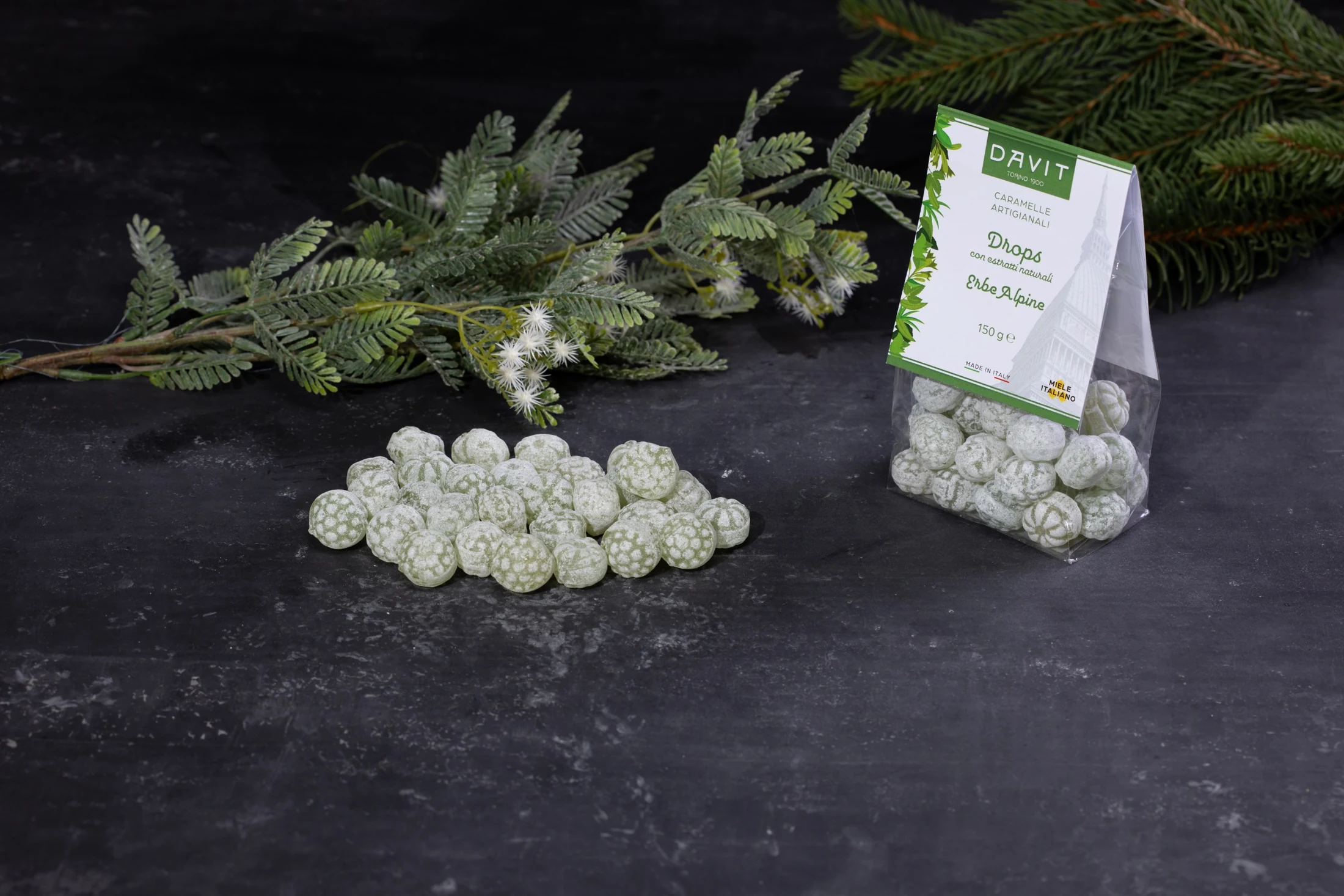 Caramelle DAVIT ambientate con elementi botanici